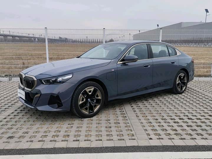 Фото 1 - BMW i5