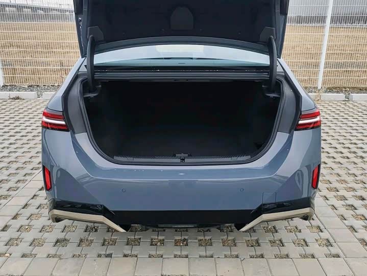 Фото 10 - BMW i5