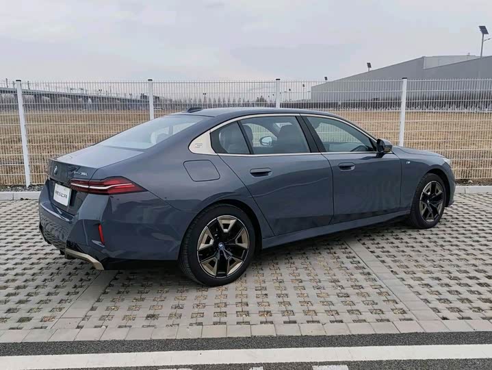 Фото 12 - BMW i5