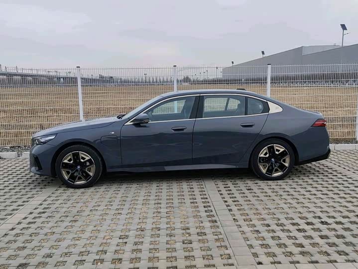 Фото 13 - BMW i5