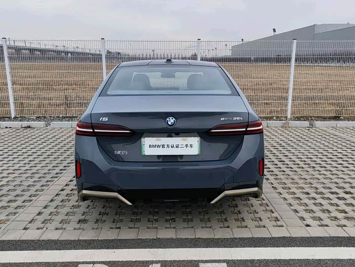 Фото 14 - BMW i5