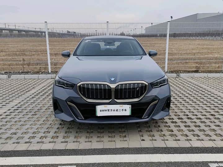 Фото 2 - BMW i5
