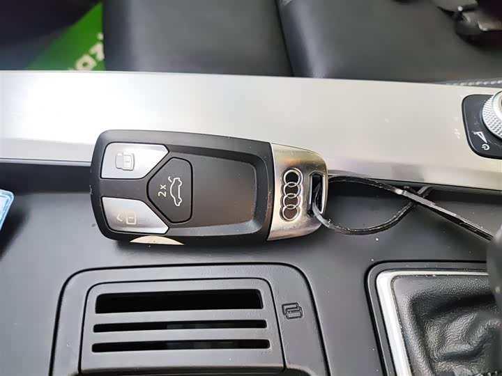 Фото 9 - Audi A4L