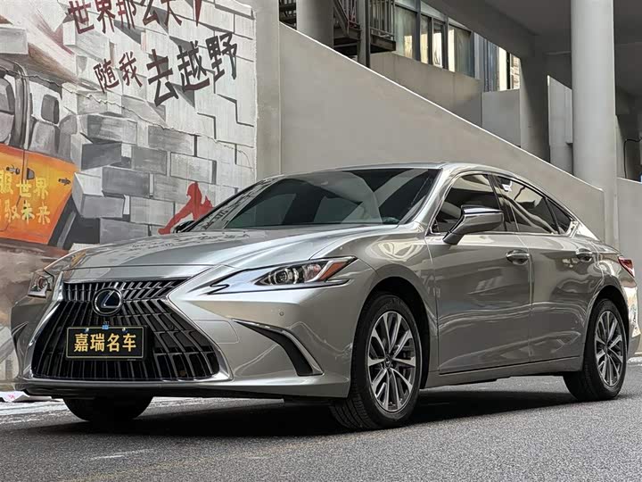 Фото 1 - Lexus ES