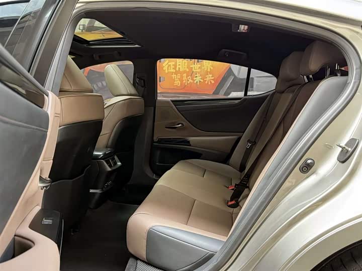 Фото 10 - Lexus ES