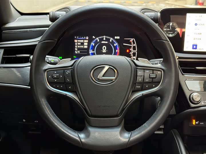 Фото 12 - Lexus ES