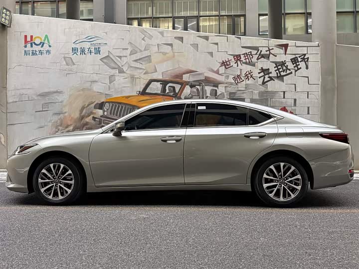 Фото 3 - Lexus ES
