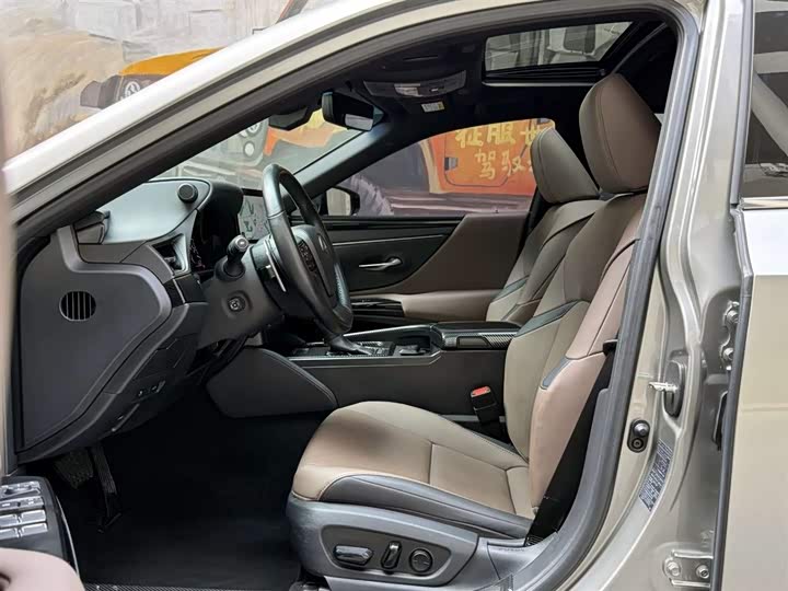 Фото 9 - Lexus ES