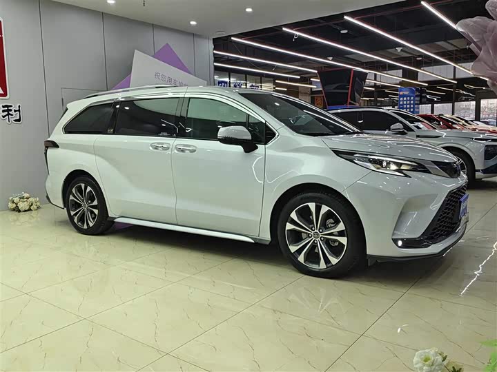 Фото 3 - Toyota Granvia