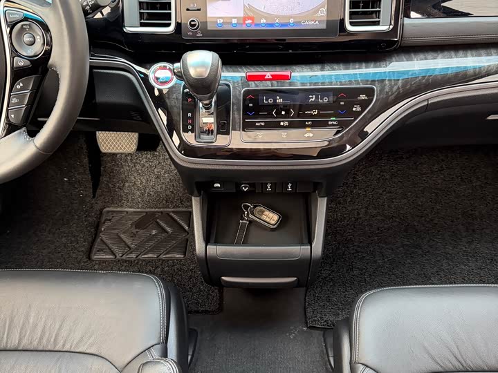 Фото 12 - Honda Elysion