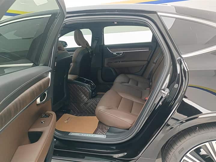 Фото 11 - Volvo S90