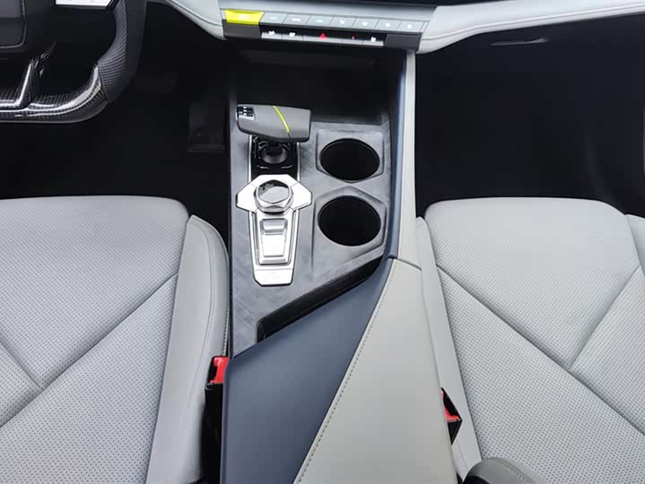 Фото 16 - Changan UNI-V Hybrid