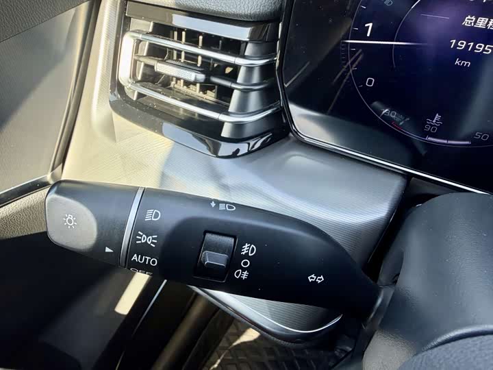 Фото 19 - Hongqi HS5