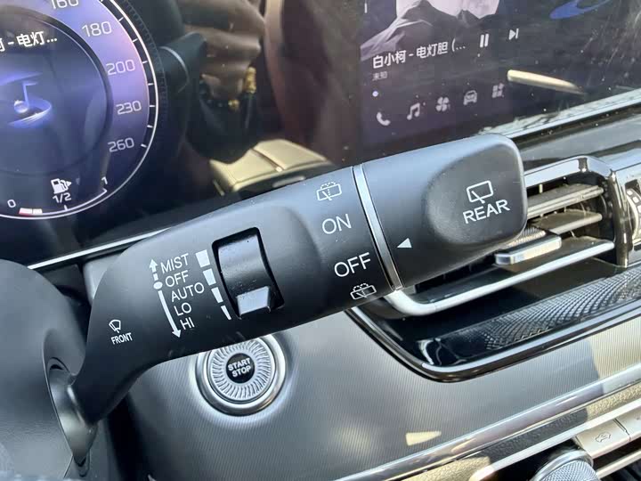 Фото 20 - Hongqi HS5