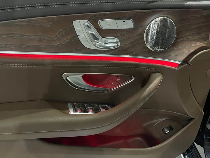 Фото 10 - Mercedes-Benz E-Class