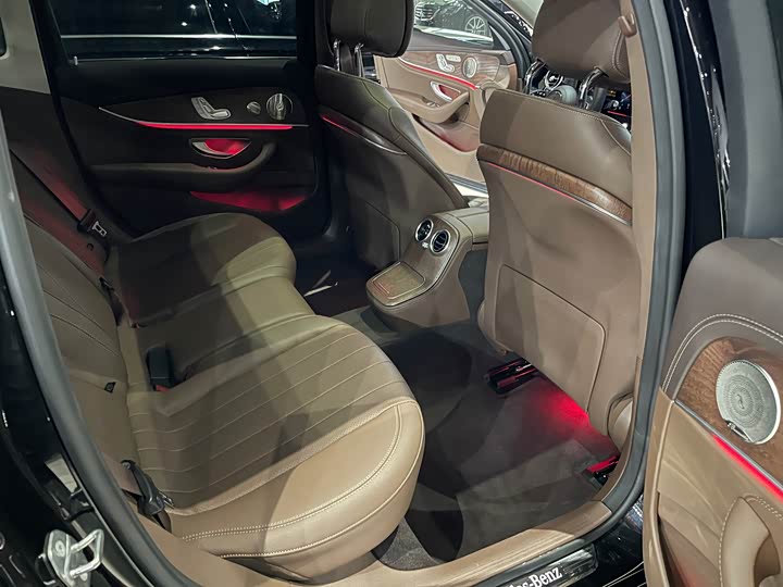 Фото 12 - Mercedes-Benz E-Class