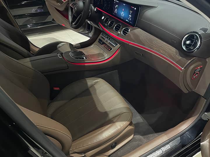 Фото 14 - Mercedes-Benz E-Class