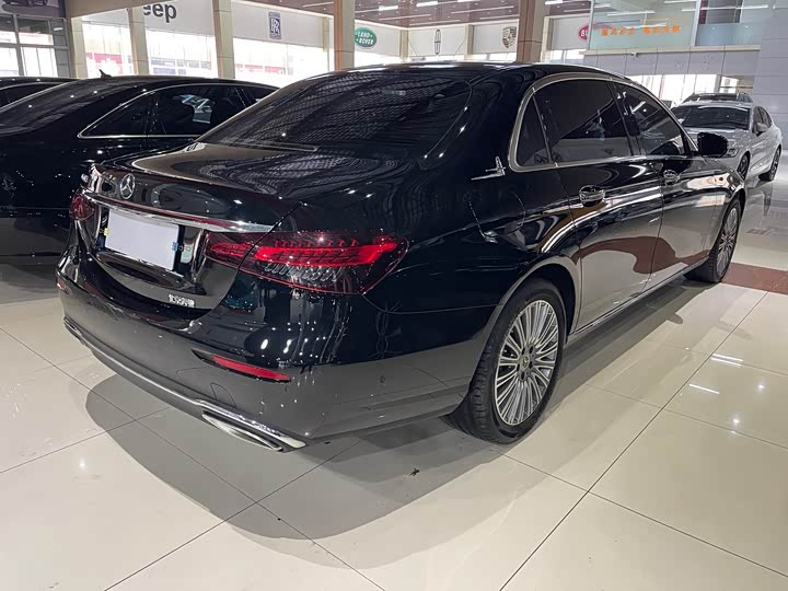 Фото 4 - Mercedes-Benz E-Class