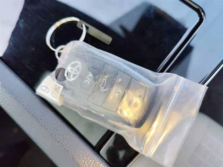 Фото 9 - Toyota bZ4X