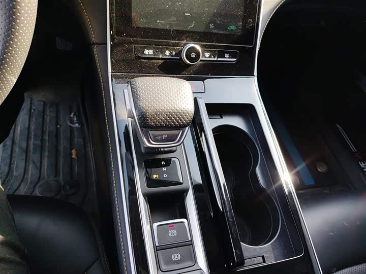 Фото 14 - Roewe i6 Max EV