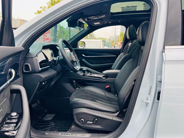 Фото 10 - Geely Monjaro