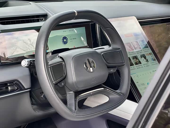 Фото 12 - HiPhi X