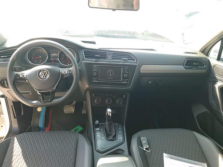 Фото 10 - Volkswagen Tiguan L Pro