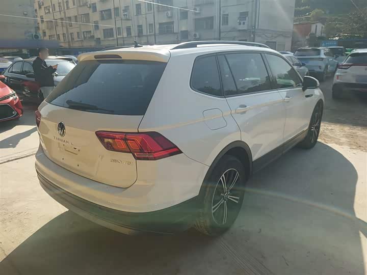 Фото 7 - Volkswagen Tiguan L Pro