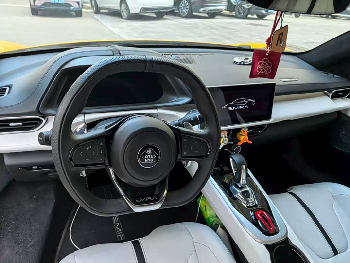 Фото 2 - Lotus Emira