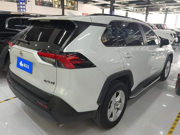 Фото 3 - Toyota RAV4