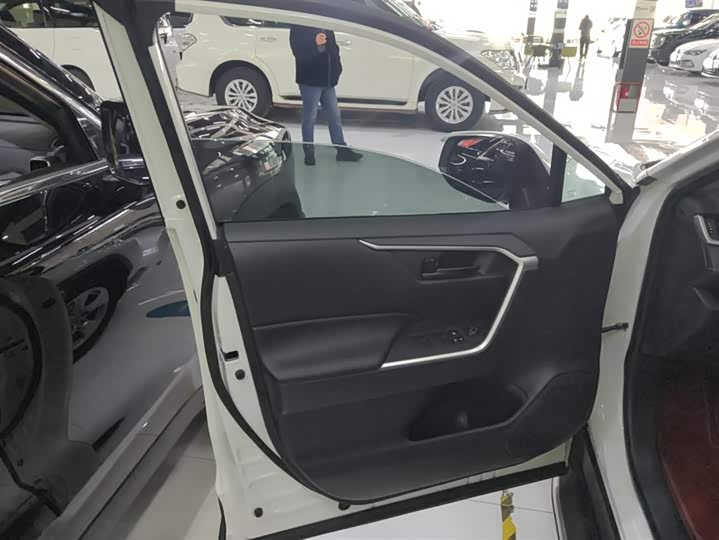 Фото 7 - Toyota RAV4