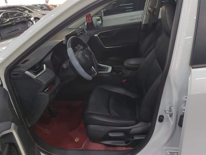 Фото 9 - Toyota RAV4