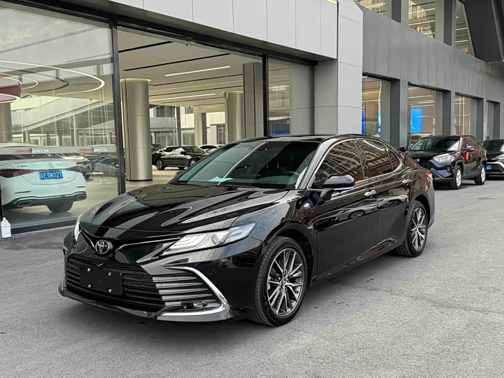 Фото 1 - Toyota Camry