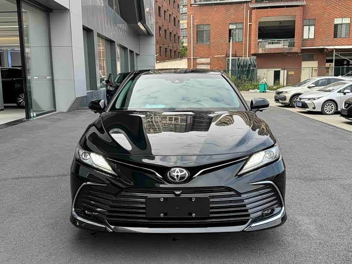 Фото 2 - Toyota Camry