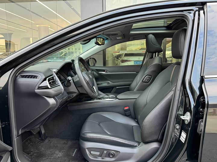 Фото 4 - Toyota Camry