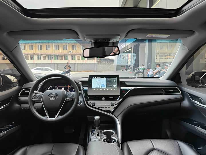 Фото 5 - Toyota Camry