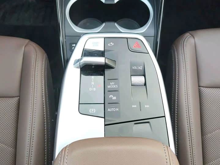 Фото 10 - BMW iX1