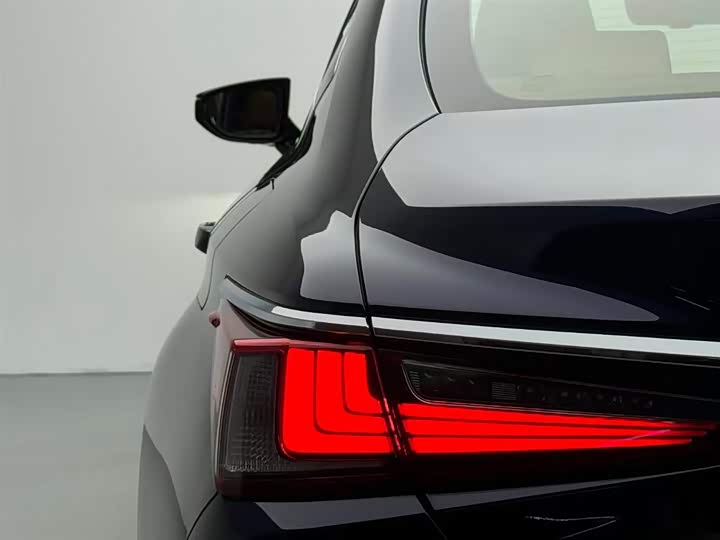 Фото 10 - Lexus ES