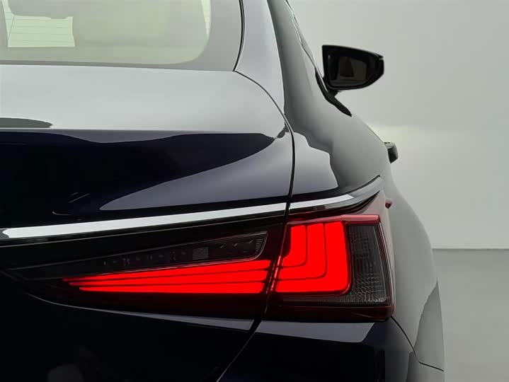 Фото 11 - Lexus ES