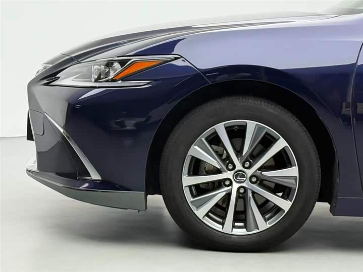 Фото 12 - Lexus ES