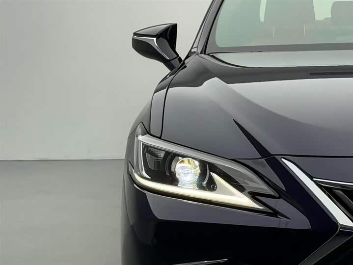 Фото 13 - Lexus ES