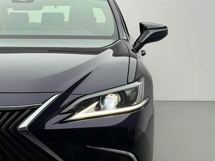 Фото 14 - Lexus ES