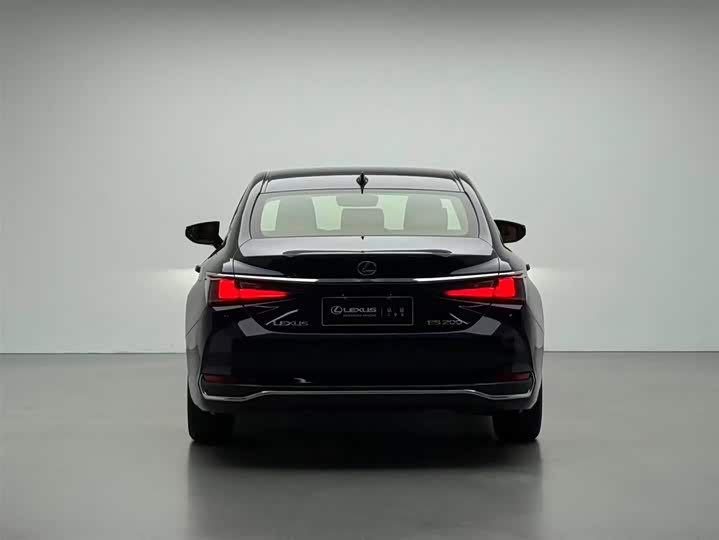 Фото 16 - Lexus ES