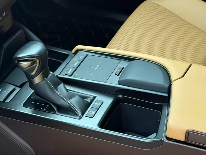 Фото 7 - Lexus ES