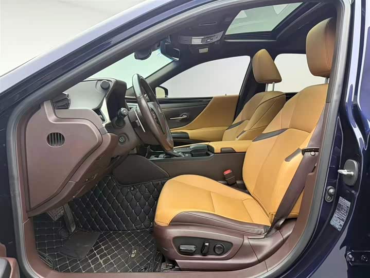 Фото 8 - Lexus ES