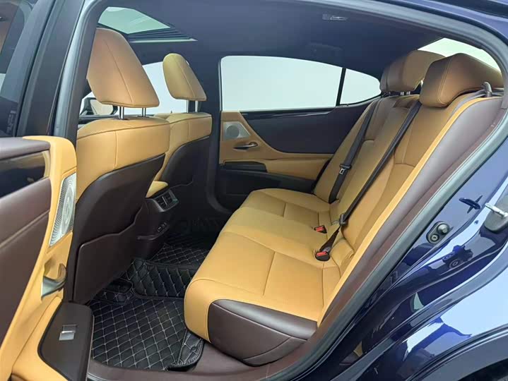 Фото 9 - Lexus ES