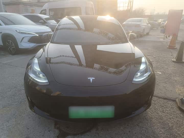 Фото 3 - Tesla Model 3