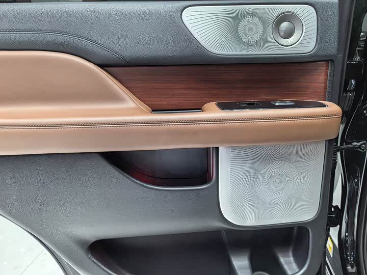 Фото 14 - Lincoln Navigator