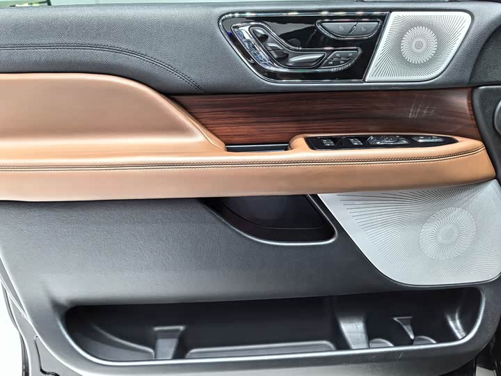 Фото 4 - Lincoln Navigator