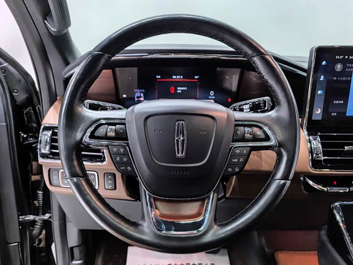 Фото 9 - Lincoln Navigator